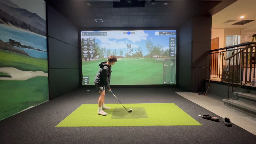 Residential golf simulator inspiration 18